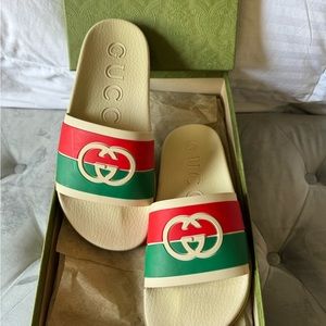 Great used condition size 39 Gucci red/green slides comes with original box